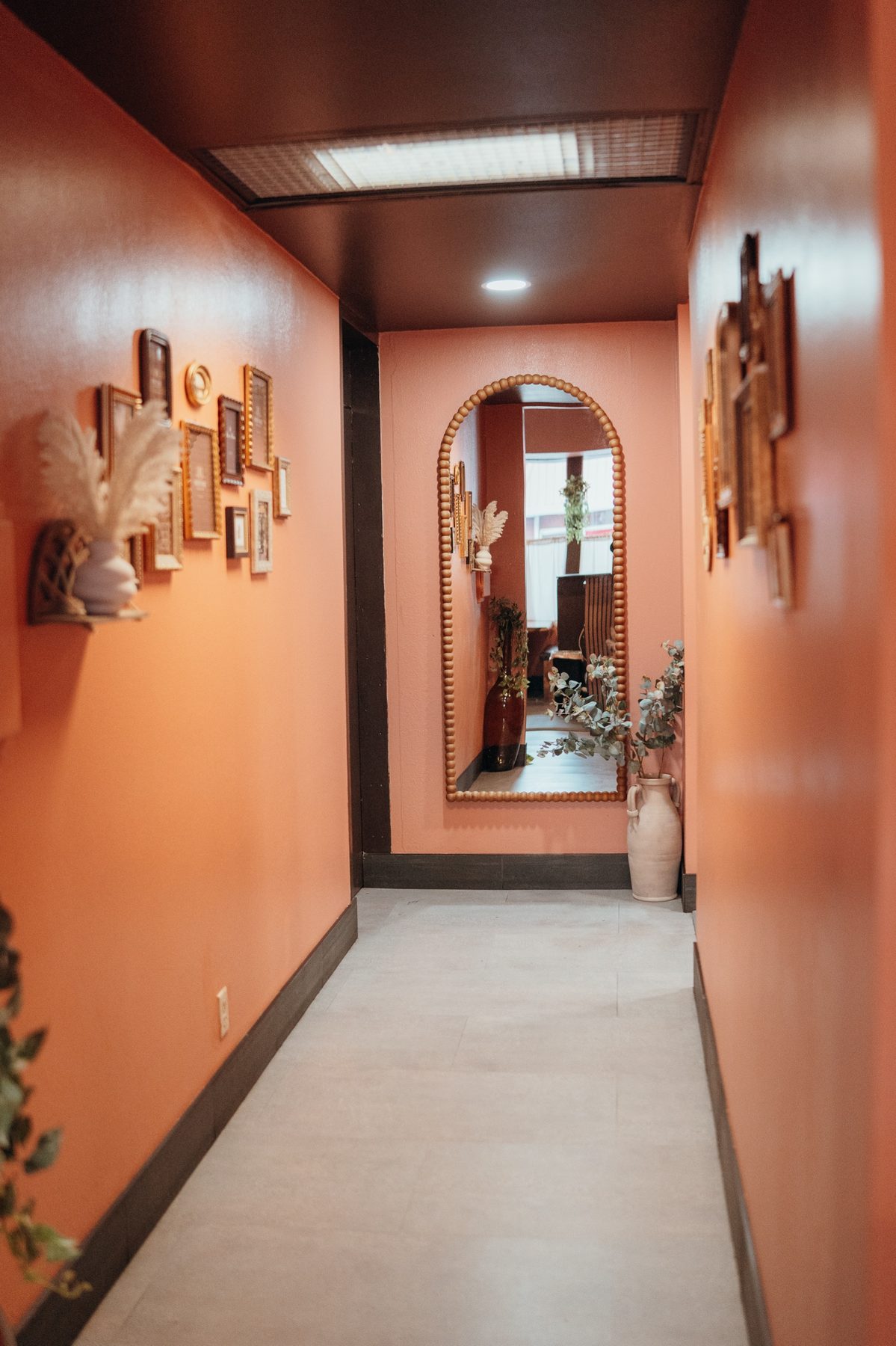 Canela's corridor with an arched mirror