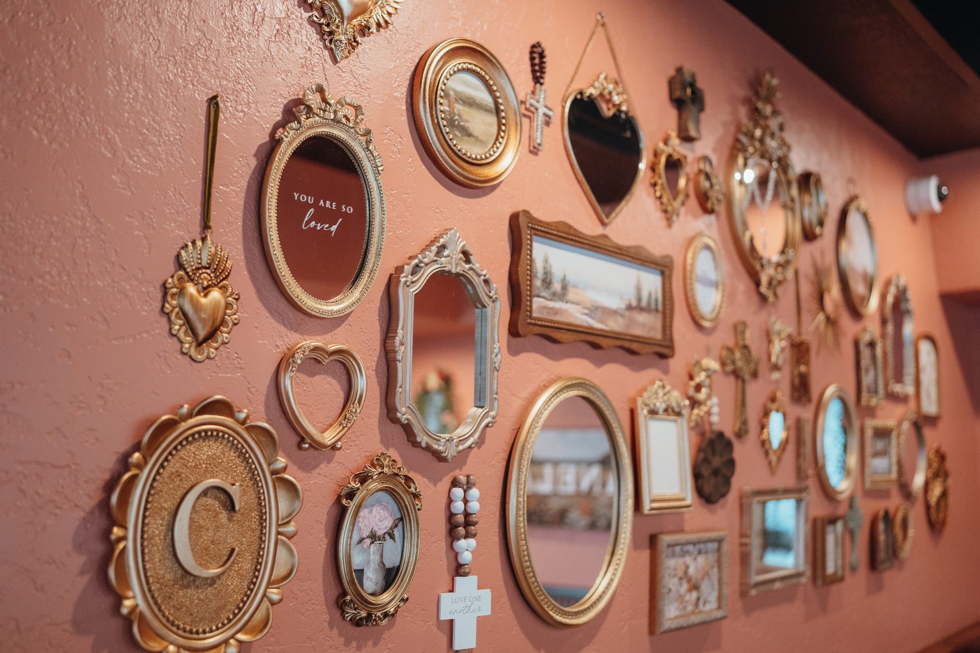 Decorative mirror wall inside Canela